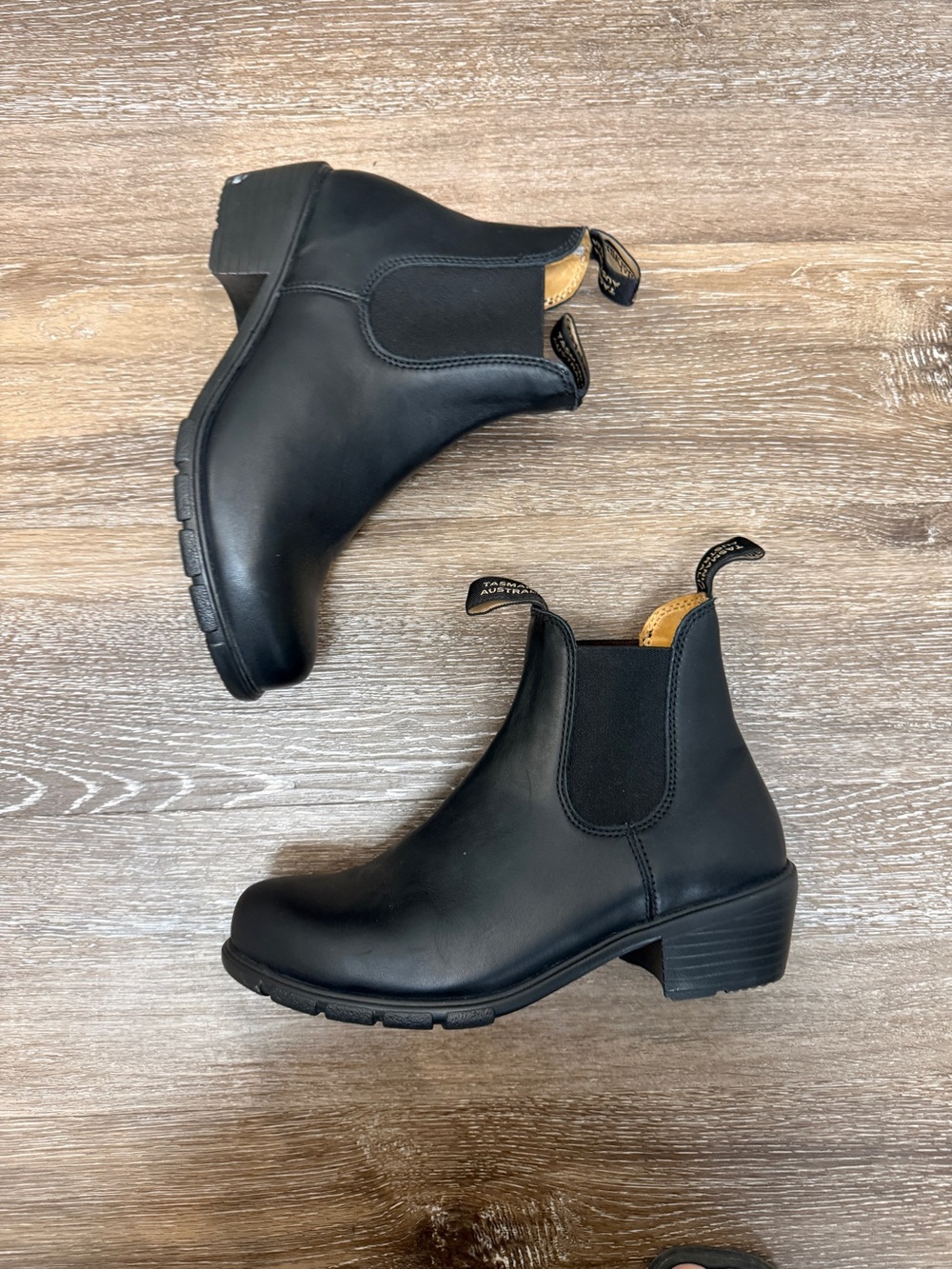 Blundstone #1671 Heeled Chelsea Ankle Boots in Black